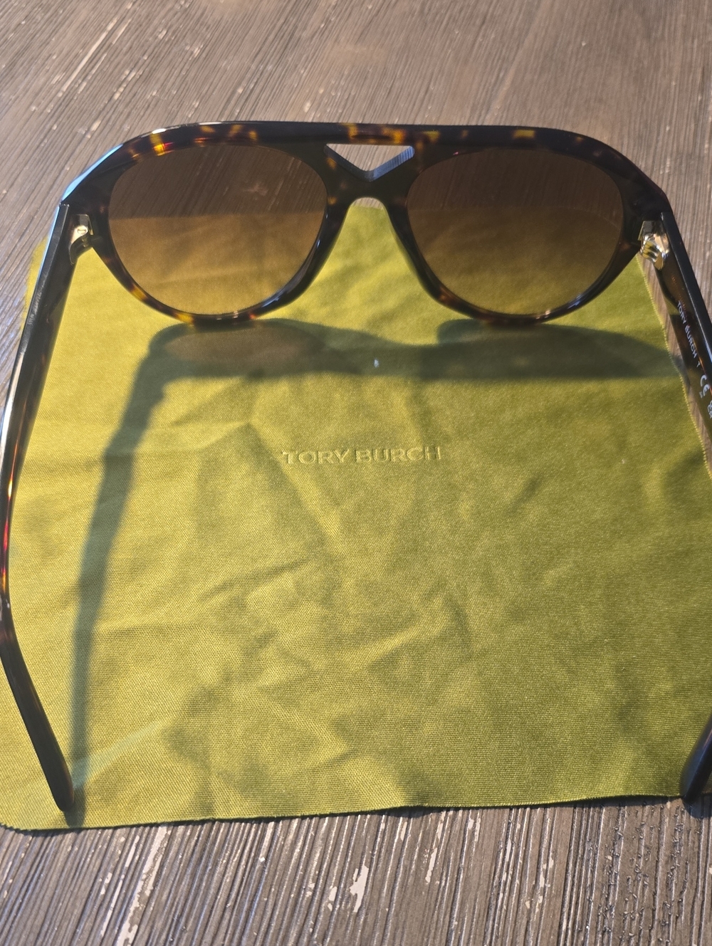 Tory Burch Retro Pilot Tortise Sunglasses with Lime Green Case and Cloth NWOT - Picture 7 of 10